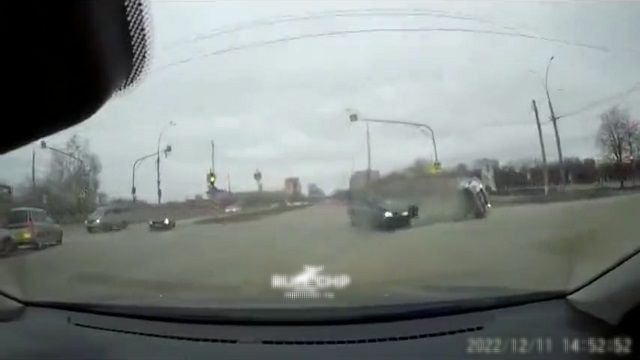 [動画0:15] 進路を譲らず横転させられた車、よく違反で捕まる高齢者だった
