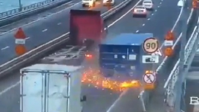 [動画0:23] トラックからコンテナ落下、火花を散らして道路を滑っていく