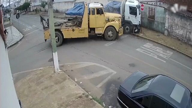 [動画0:37] レッカー車、トラックをレッカーが必要な状態にする