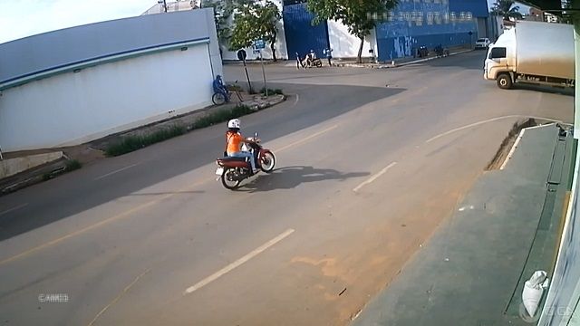 [動画0:14] バイクの女性、トラック側面に顔面から突っ込み重傷