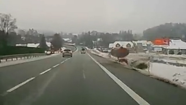 [動画0:46] カーブで道路脇に突っ込む車、空中で一回転