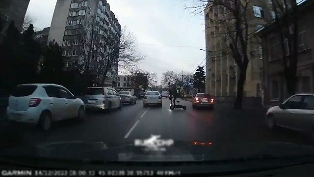 [動画0:20] 道路脇を走る電動キックボード、路駐しようとした車に衝突