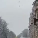 [動画0:08] ロシアの雪下ろし、歩行者がいようとお構いなしで落とす