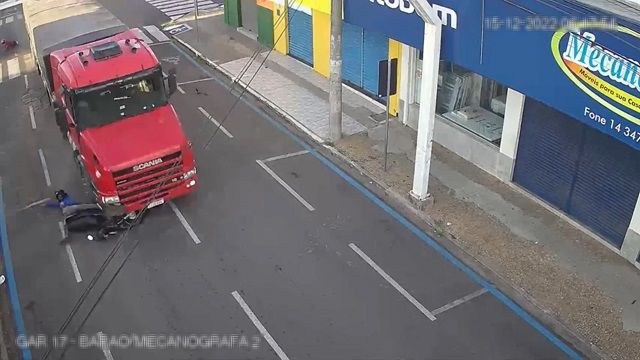 [動画0:27] 信号無視してトラックに衝突したライダー、どこまでも引きずられていく