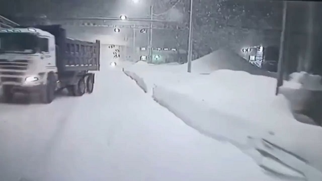 [動画0:21] ダンプが雪道でスピン、荷台をバスに衝突させる