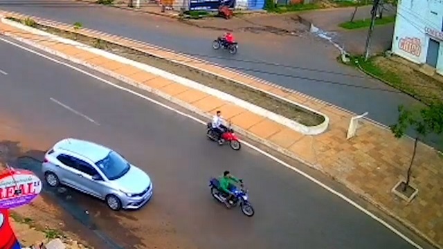 [動画0:19] バイクが中央分離帯に衝突して転倒、ベンチに頭をぶつける