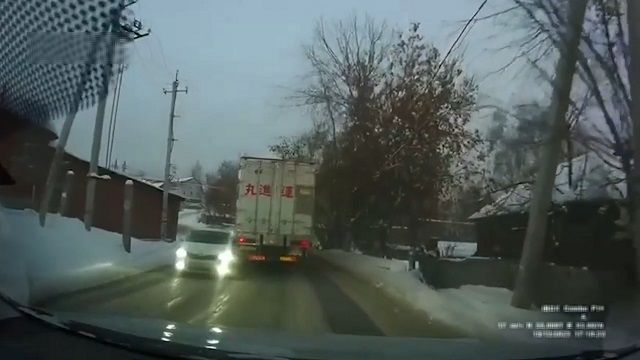 [動画0:56] 日本の運送会社名が入ったトラック、対向車に接触するも走り去ろうとする