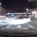 [動画2:09] 左折車と直進車が激しく衝突、標識と信号機を破壊