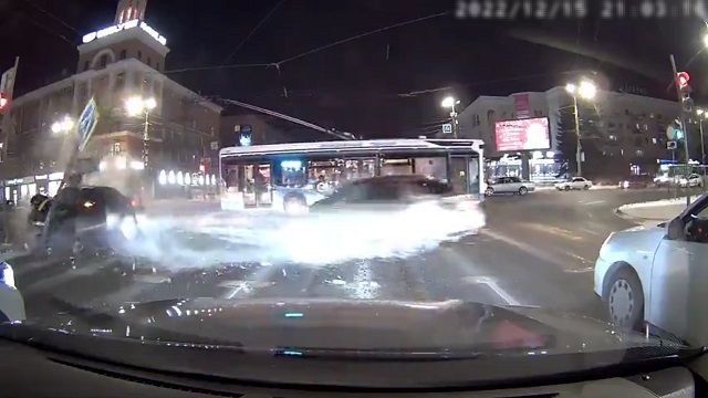 [動画2:09] 左折車と直進車が激しく衝突、標識と信号機を破壊