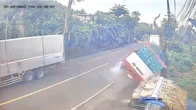 [動画0:44] トラックが横転、数秒の差で命拾いした二人の女性