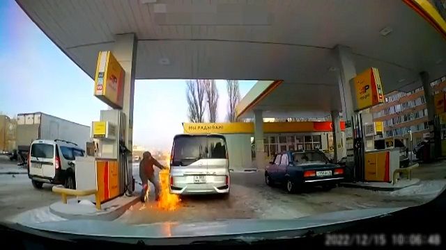 [動画1:03] 給油中の男性、給油口でライターを着火してみる