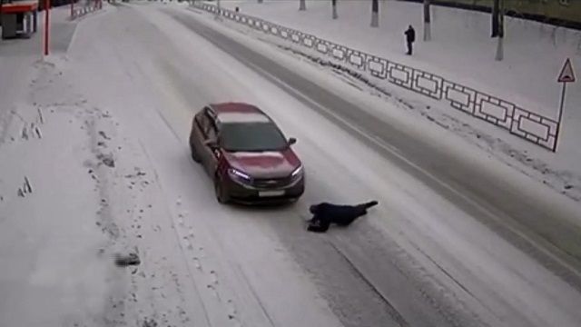 [動画1:49] 車の前に飛び込む男、轢かれた直後に現場から立ち去る