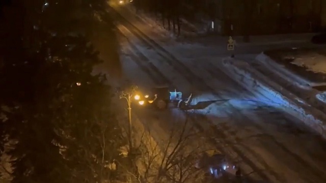 [動画0:45] ロシア人、除雪車でアイスショーをするも失敗