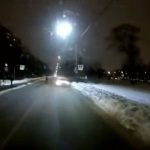 [動画0:14] 横断歩道で停止しない車、歩行者を避けて雪山に突っ込む