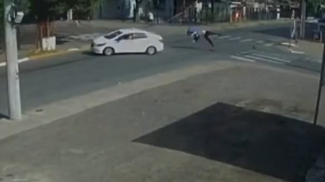 [動画0:05] 一時停止違反のライダーが衝突事故、キレイに回転して地面に落下