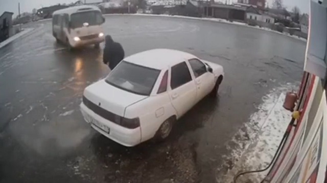[動画0:15] ロシアの路面凍結ヤバすぎ、バスが止まれない