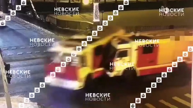 [動画0:36] 消防車、消防車に衝突する