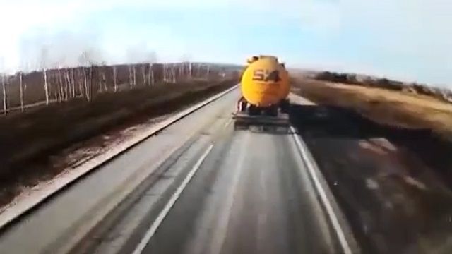 [動画0:10] タンクローリーを吹っ飛ばしてトラックが突っ込んでくる映像が怖すぎる