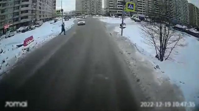 [動画0:25] このロシア人ドライバー、交通ルールを全く知らなさそう