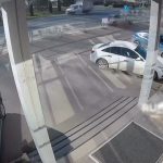 [動画0:09] ガードレールを破壊して駐車場に入る車