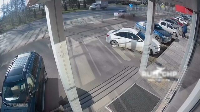 [動画0:09] ガードレールを破壊して駐車場に入る車