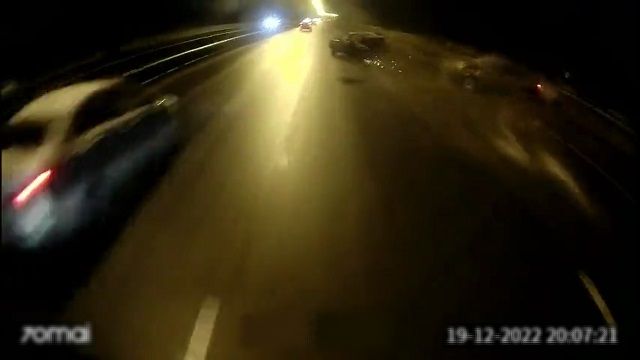 [動画0:14] 気付いた時にはもう遅かった、高速道路で停止している車