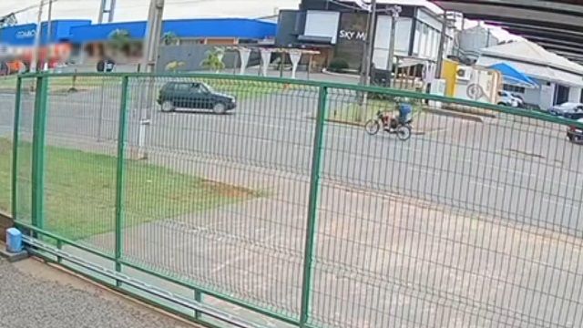 [動画0:11] ライダー、猛スピードで左折車に衝突して道路に投げ出される