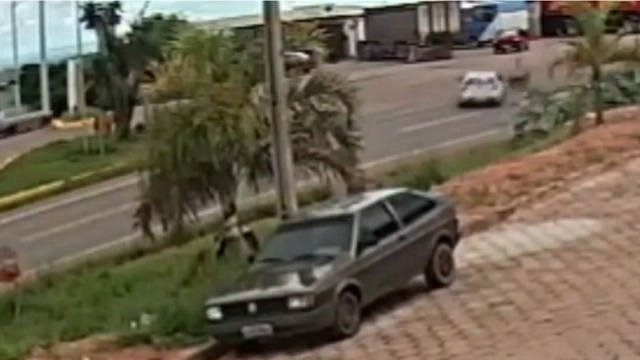 [動画0:36] 左折車に衝突したライダー、投げ出されてルーフを飛び越える