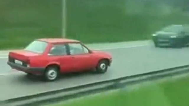 [動画0:54] ８０代女性、高速道路を逆走して正面衝突