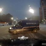 [動画0:10] 郵便局の車両、車列の間を通り抜けようとして衝突事故を起こす