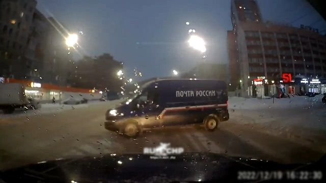 [動画0:10] 郵便局の車両、車列の間を通り抜けようとして衝突事故を起こす