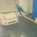 [動画0:48] 女性ドライバー、シャッターを突き破り建物を破壊