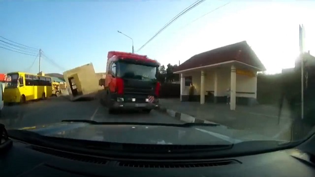 [動画0:23] トラックが暴走、落下した積載物で逃げ場がない