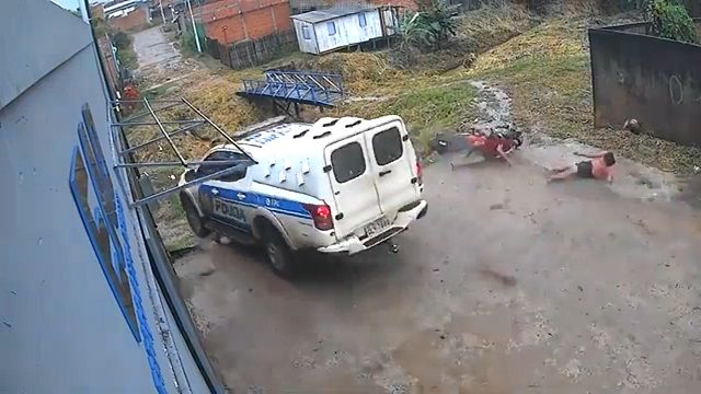 [動画0:51] 執念が凄すぎる！強盗を追跡するブラジルの軍警察