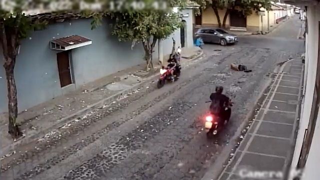 [動画1:00] 酔って道路に倒れた男性、車がゴリゴリゴリ！