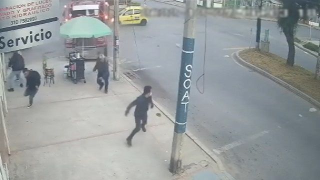 [動画1:09] 歩道に突っ込む大型トラック、慌てて逃げる人たち