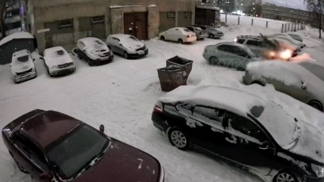 [動画0:15] ロシア人、クリスマスが終わったのでクリスマスツリーを窓から投げ捨てる