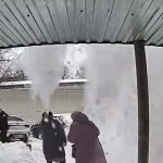 [動画0:17] マンション前にいた高齢女性、落雪に巻き込まれる