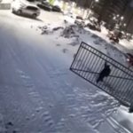 [動画0:58] 雪で滑った少年、電動ゲートに挟まれる