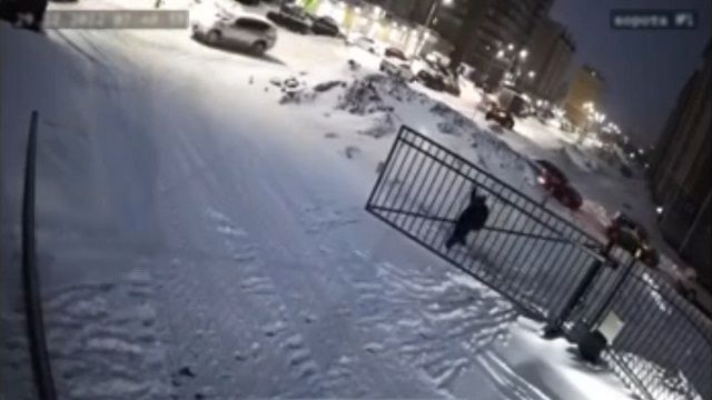 [動画0:58] 雪で滑った少年、電動ゲートに挟まれる