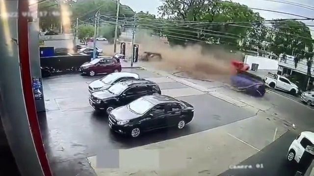 [動画0:22] タンクローリーが激しくクラッシュ、タンクが道路を滑っていく