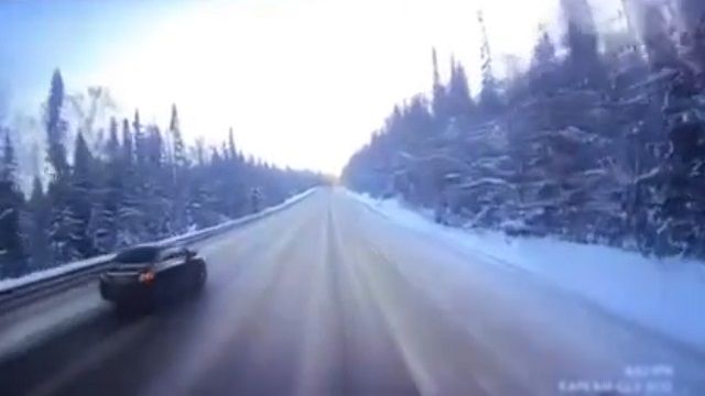 [動画0:17] 凍結した道路で追い越しをした結果