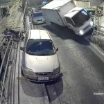 [動画1:27] めちゃ狭い路地、トラックが段差の乗り上げ横転