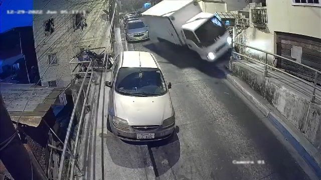 [動画1:27] めちゃ狭い路地、トラックが段差の乗り上げ横転