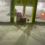 [動画0:08] ガソリンスタンド、元日から破壊される