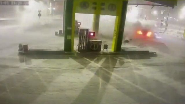 [動画0:08] ガソリンスタンド、元日から破壊される