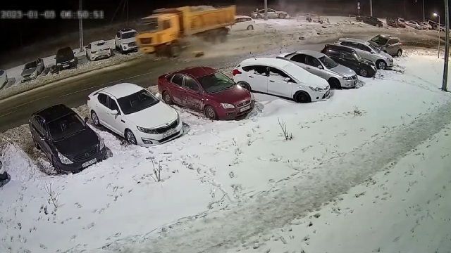 [動画0:16] 排雪作業中のダンプ、駐車中の車をまとめて破壊