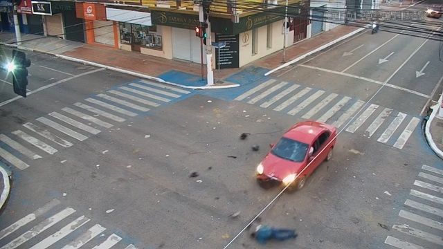 [動画1:00] 元日のライダーさん、信号待ち中に後続車に吹っ飛ばされる