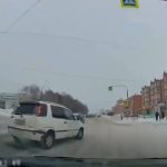 [動画0:38] 歩行者ビックリ！車が歩道に突っ込む