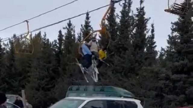 [動画0:28] スキー板がルーフキャリアに接触、リフトが揺れまくる